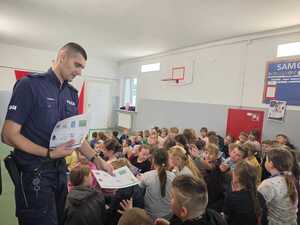 Policjant z uczniami.