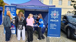 Stoisko policyjne z odwiedzającymi.