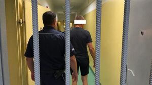 Policjant z zatrzymanym.