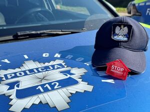 Radiowóz z odblaskiem promującym kampanie Dzieciństwo bez przemocy.
