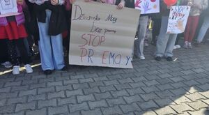 Plakat promujący kampanie &amp;quot;Dzieciństwo bez przemocy&amp;quot;.