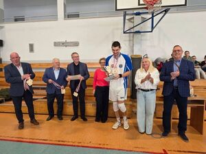 Zawodnik odbierający nagrodę.