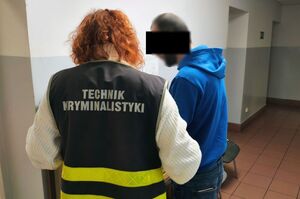 Policjantka z zatrzymanymi.