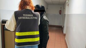 Policjantka z zatrzymanymi.
