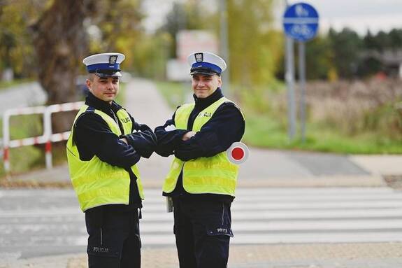 umundurowani policjanci.
