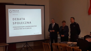 Policjanci i zaproszeni goście podczas wydarzenia.