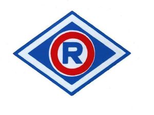 Litera r w środku rąbu.