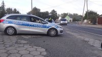 Radiowóz na poboczu drogi.