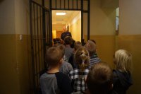 Dzieci zwiedzają komendę.