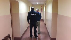 Policjant z zatrzymanym.