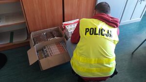 Policjant podczas zabezpieczenia kontrabandy.