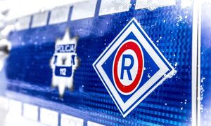 Na niebieskim tle rąb z literą R w środku.