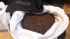 Worek z zawartością krajanki tytoniowej.