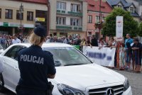 Policjantka podczas zabezpieczenia trasy przejazdu wyścigu.