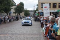 Policjanci podczas pilotażu oznakowanymi pojazdami uczestników wyścigu kolarskiego.